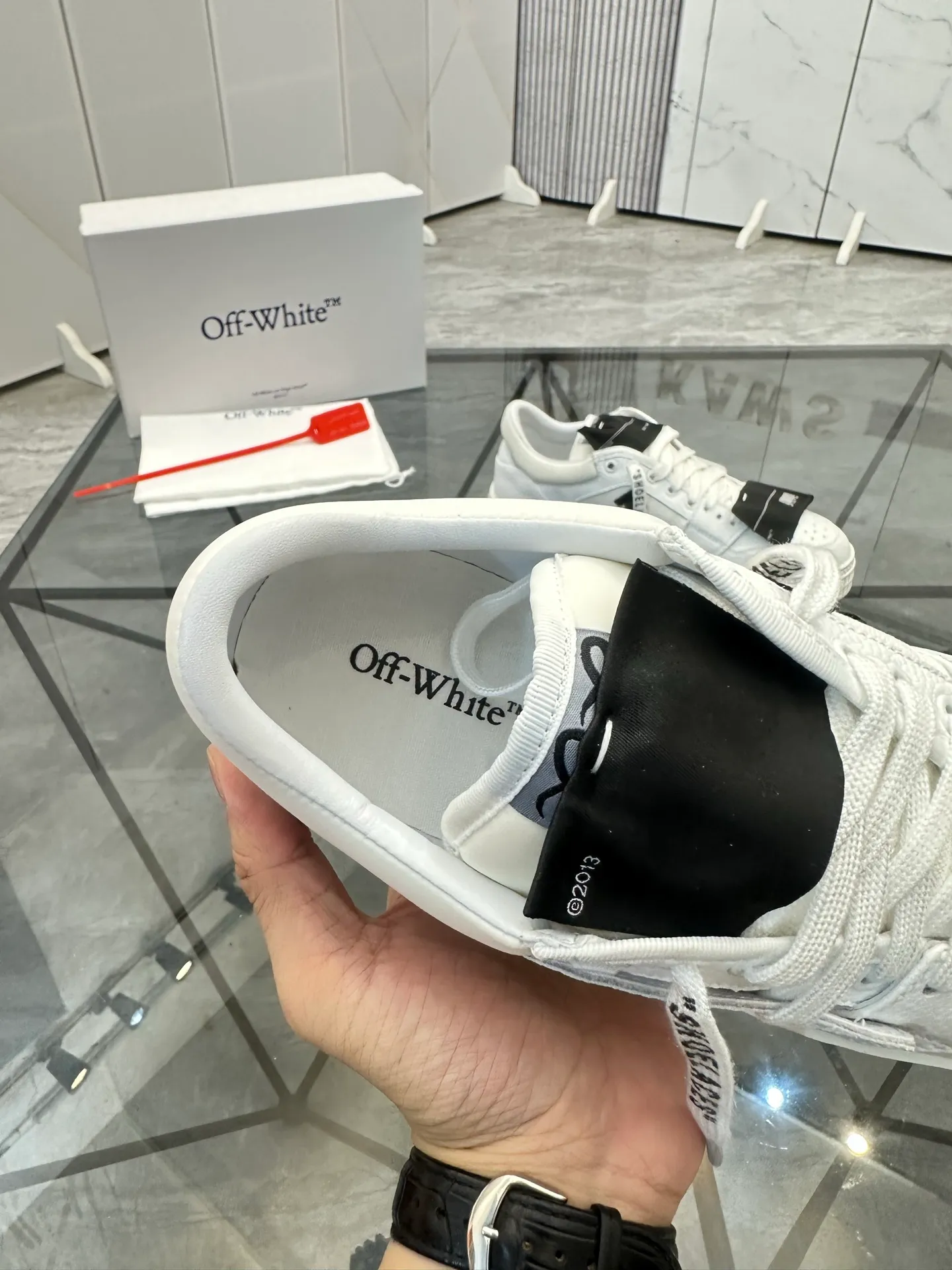Selling men's shoes 💰: 💰P500¥ High-end top quality Product trademark: OFF WHITE *"OFF WHITE*" low-top casual shoes Regular size: 35-45 (can be customized to 46) Couple style Product materials: Upper imported first-layer cowhide stitched with original fabric, genuine leather lining, original outsole. No.: H203